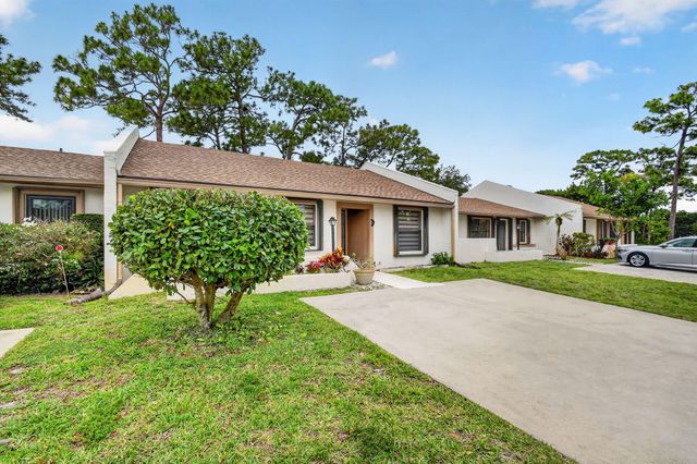 6105 Fairfield Circle, Greenacres, FL 33463