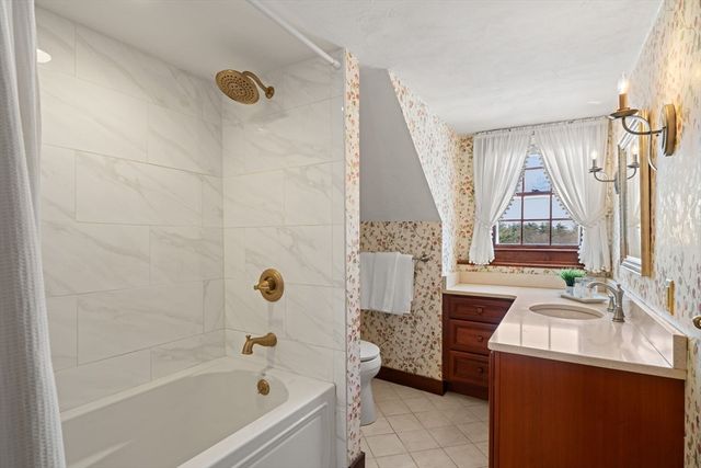 39 Mount Lebanon St, Pepperell, MA 01463