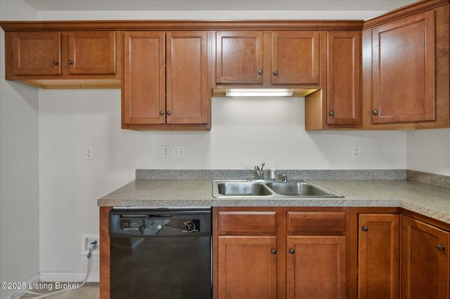 76 Quail Hollow Dr, Eminence, KY 40019