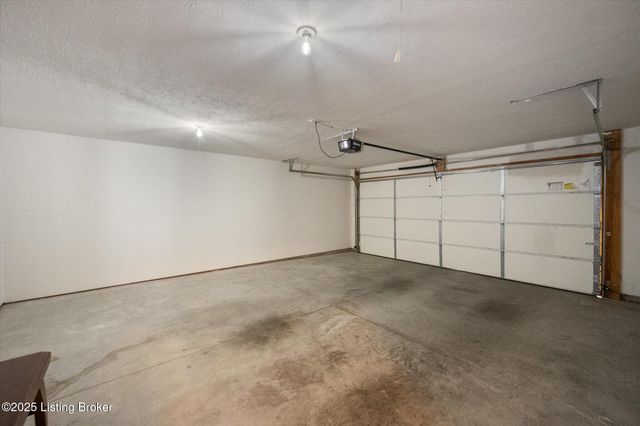 76 Quail Hollow Dr, Eminence, KY 40019