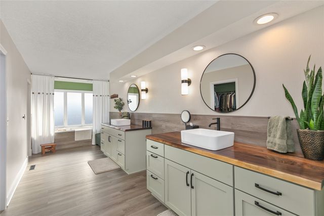 2716 Jordan Grove, West Des Moines, IA 50265