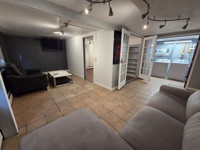 2 Parker Ter, Freetown, MA 02717