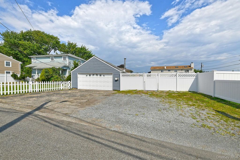 48 Lake Street, Lindenhurst, NY 11757 — photo 4