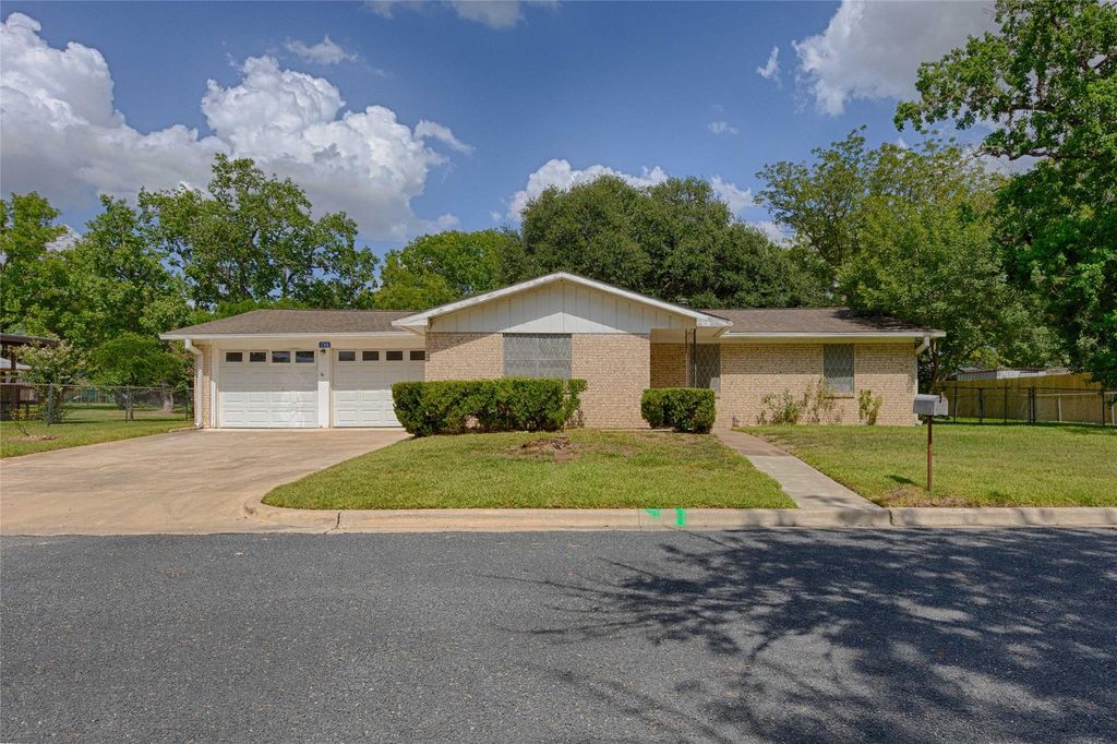 208 Matula Ave, Schulenburg, TX 78956