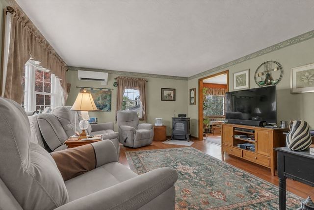 31 Fox Run Rd, Bellingham, MA 02019