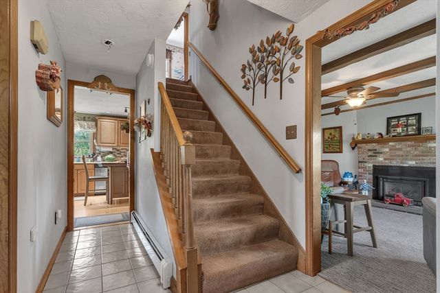 31 Fox Run Rd, Bellingham, MA 02019