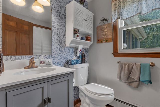 31 Fox Run Rd, Bellingham, MA 02019