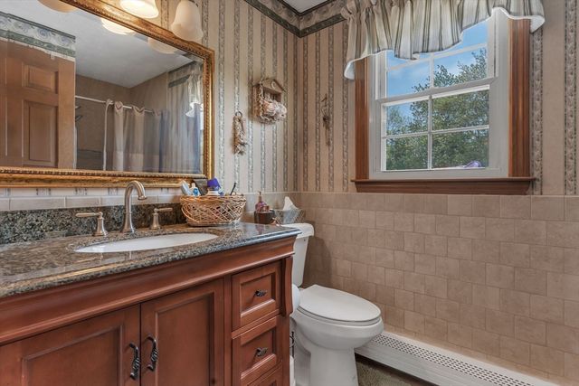31 Fox Run Rd, Bellingham, MA 02019