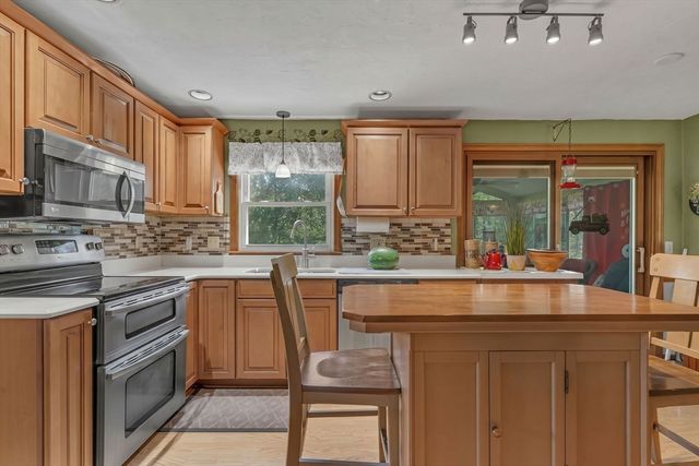 31 Fox Run Rd, Bellingham, MA 02019