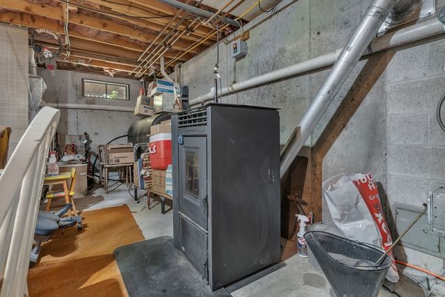 31 Fox Run Rd, Bellingham, MA 02019