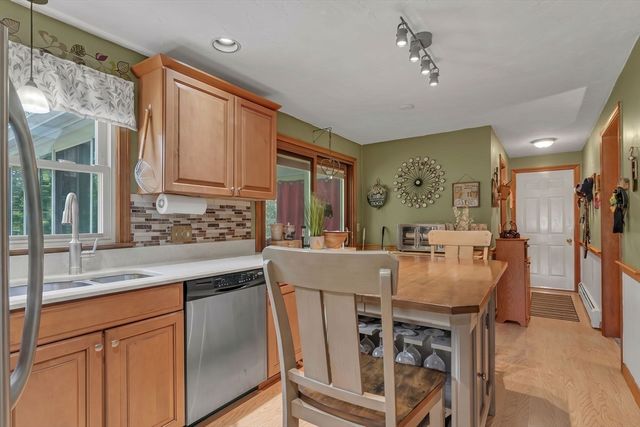 31 Fox Run Rd, Bellingham, MA 02019