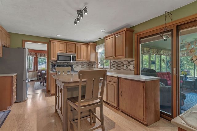 31 Fox Run Rd, Bellingham, MA 02019