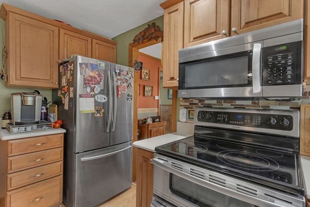 31 Fox Run Rd, Bellingham, MA 02019