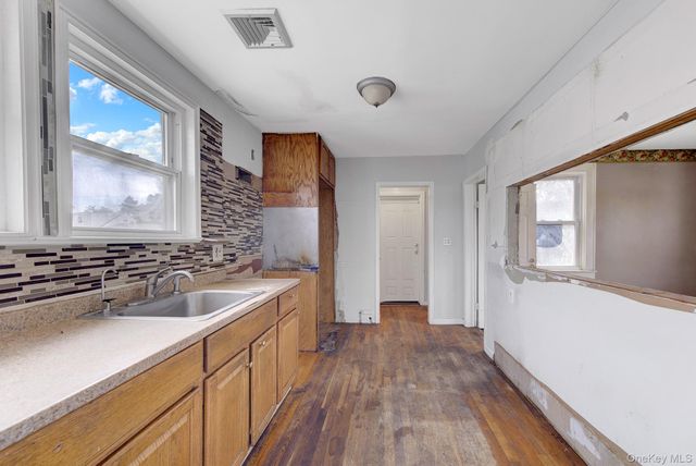 104 E Pennywood Avenue, Roosevelt, NY 11575