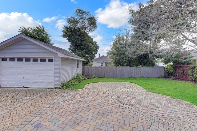104 E Pennywood Avenue, Roosevelt, NY 11575