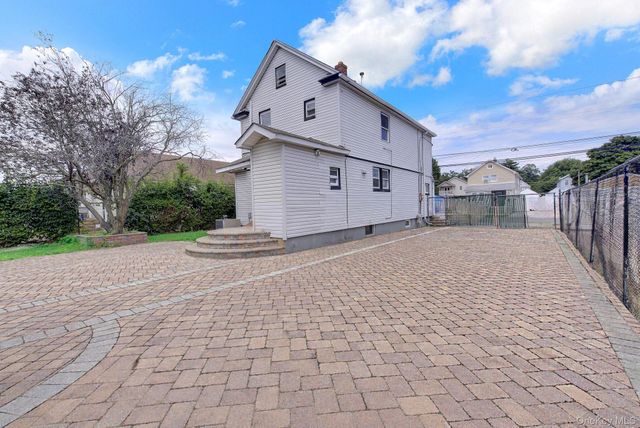104 E Pennywood Avenue, Roosevelt, NY 11575