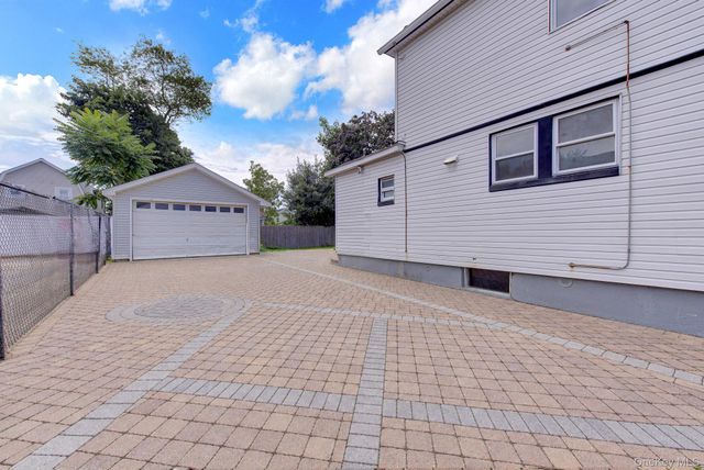 104 E Pennywood Avenue, Roosevelt, NY 11575