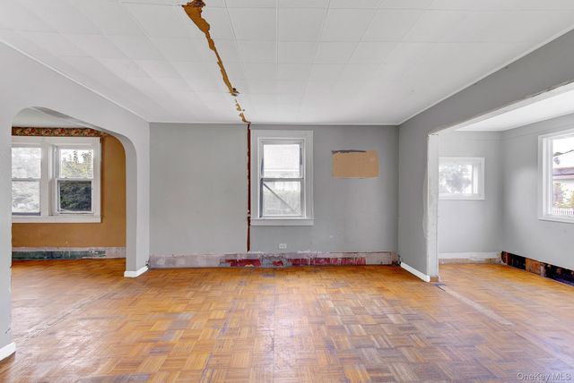 104 E Pennywood Avenue, Roosevelt, NY 11575