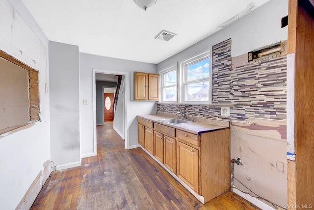 104 E Pennywood Avenue, Roosevelt, NY 11575