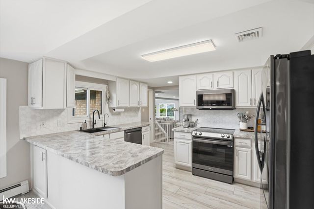 5669 Sandburn Avenue, Shelby Twp, MI 48316
