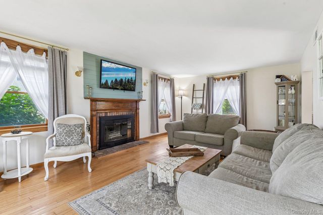 21 Manchester Lane, Stony Brook, NY 11790