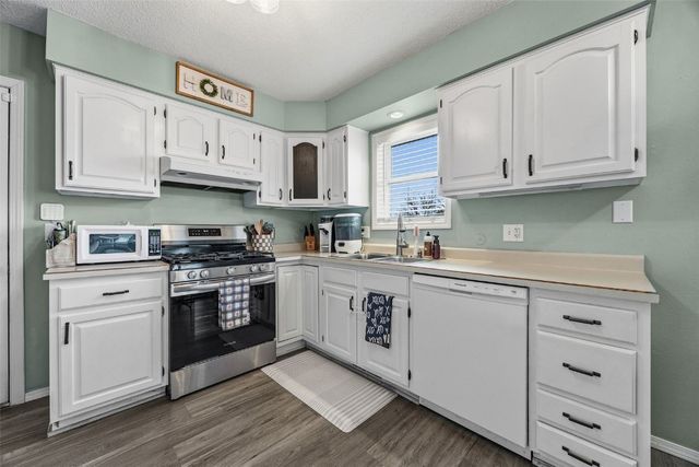 42 Park Village Ave SW, Cedar Rapids, IA 51404