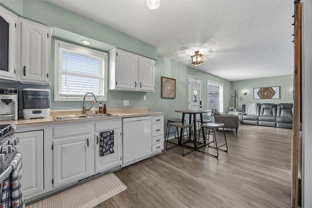 42 Park Village Ave SW, Cedar Rapids, IA 51404