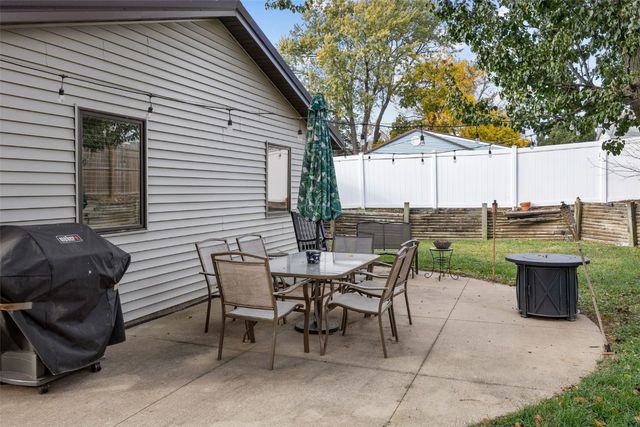 42 Park Village Ave SW, Cedar Rapids, IA 51404