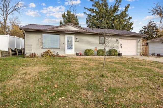 42 Park Village Ave SW, Cedar Rapids, IA 51404