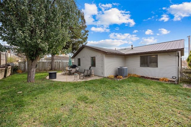 42 Park Village Ave SW, Cedar Rapids, IA 51404