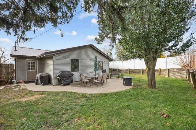 42 Park Village Ave SW, Cedar Rapids, IA 51404