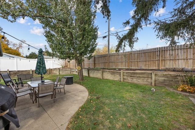 42 Park Village Ave SW, Cedar Rapids, IA 51404