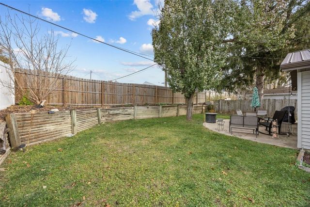 42 Park Village Ave SW, Cedar Rapids, IA 51404