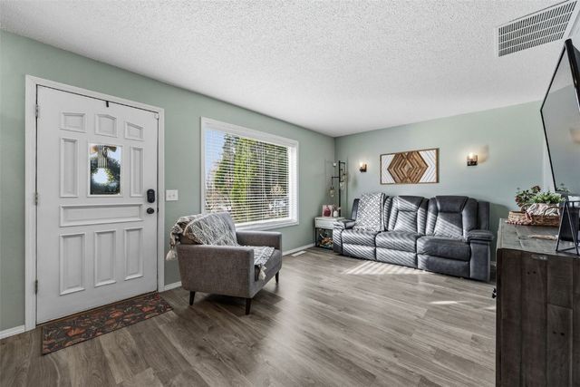 42 Park Village Ave SW, Cedar Rapids, IA 51404