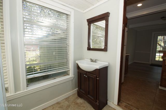 811 Oakwood Drive, Clinton, MS 39056