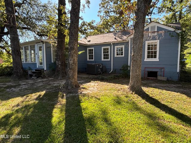 811 Oakwood Drive, Clinton, MS 39056