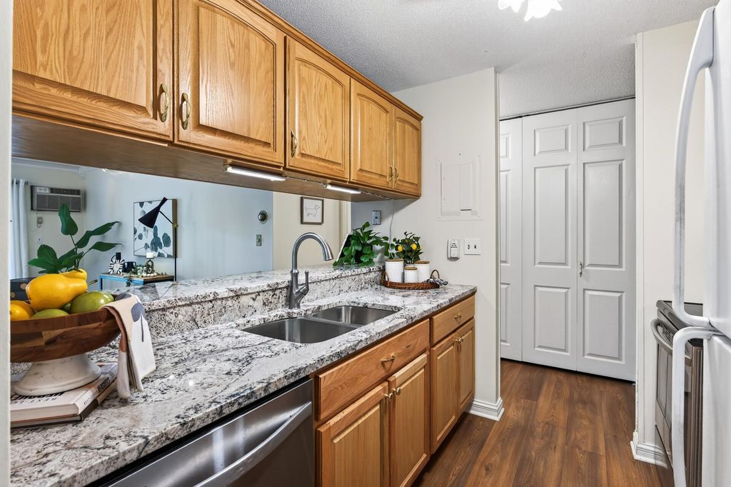 2800 Hamline Avenue N 102, Roseville, MN 55113 — photo 2