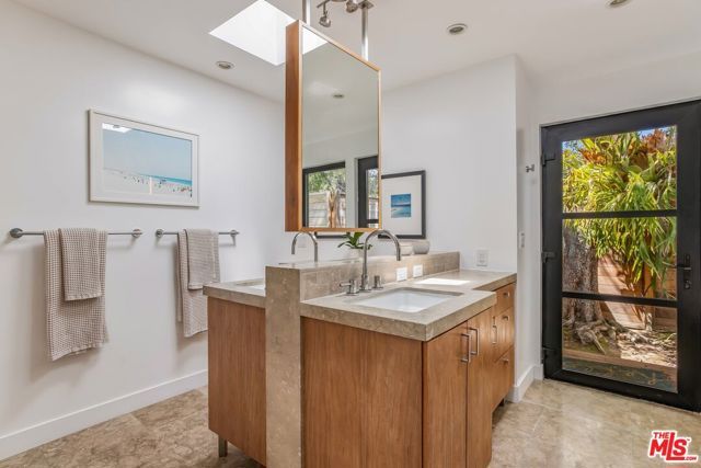 874 N Norman Place, Los Angeles, CA 90049