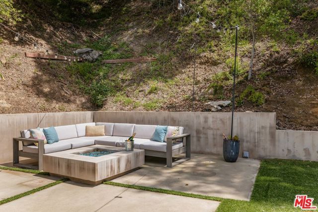 874 N Norman Place, Los Angeles, CA 90049