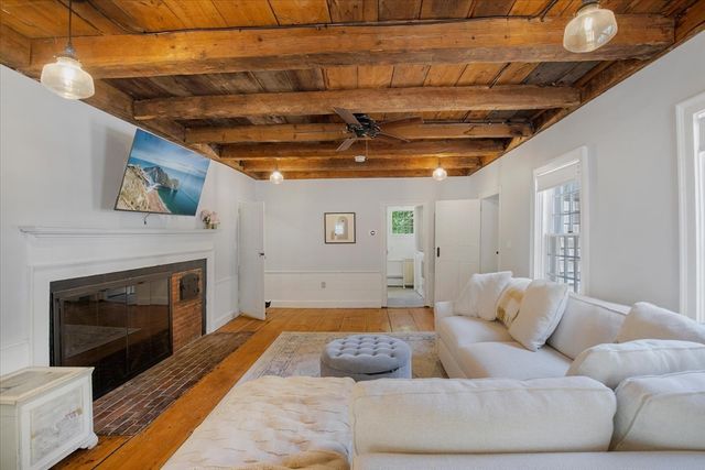 15 Carver St, Halifax, MA 02338