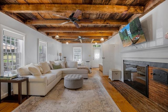 15 Carver St, Halifax, MA 02338