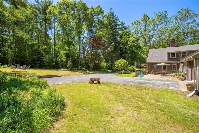 15 Carver St, Halifax, MA 02338