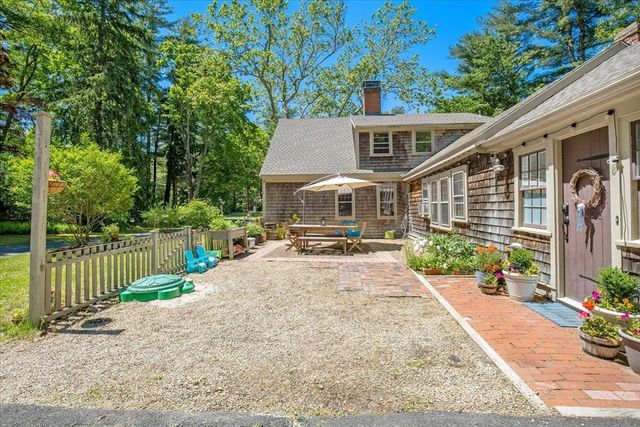 15 Carver St, Halifax, MA 02338