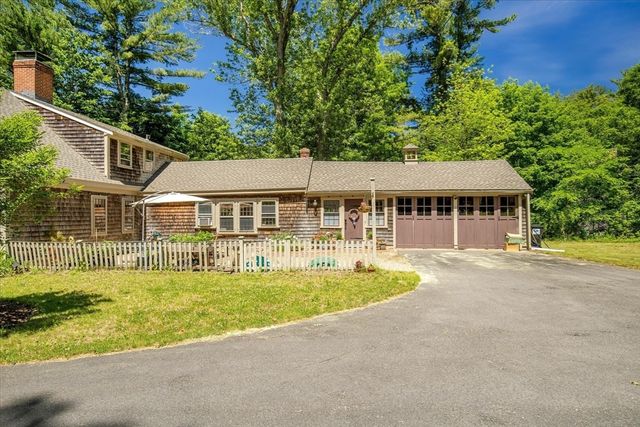 15 Carver St, Halifax, MA 02338