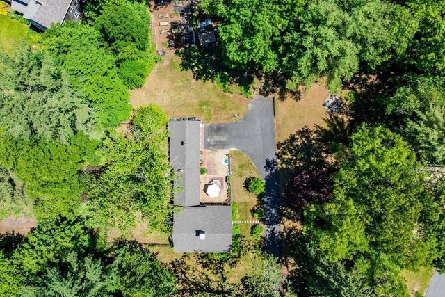 15 Carver St, Halifax, MA 02338