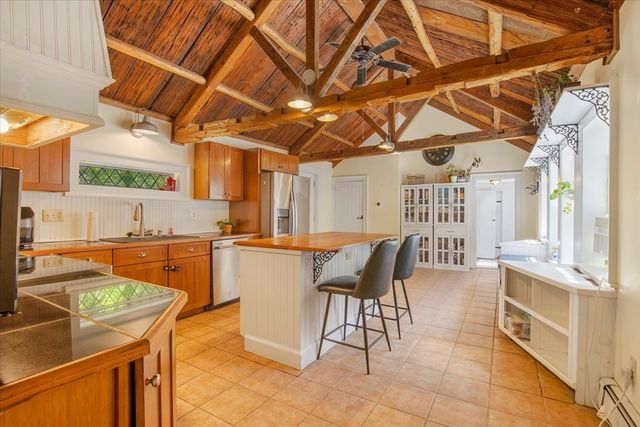 15 Carver St, Halifax, MA 02338
