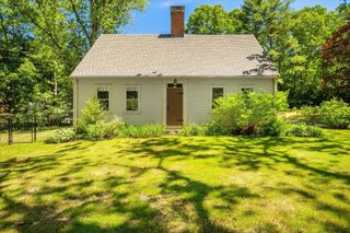 15 Carver St, Halifax, MA 02338