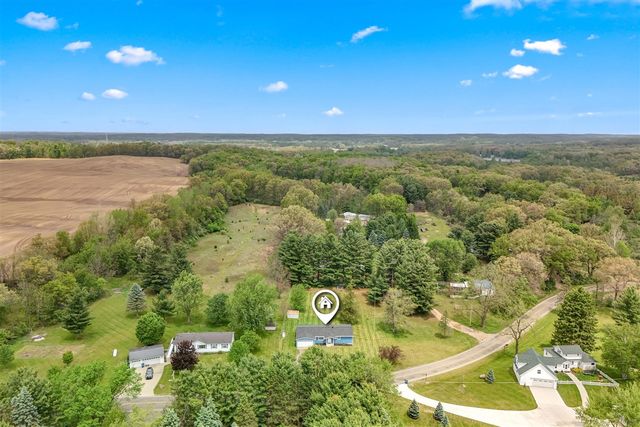1240 E Hastings Lake Road, Jonesville, MI 49250