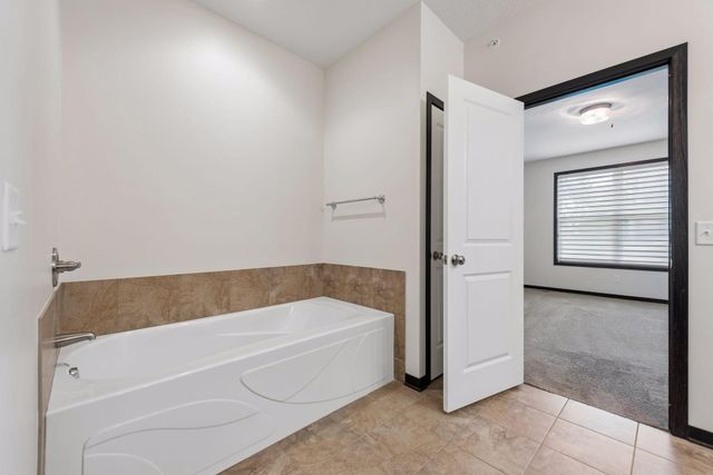 8652 Lake Riley Drive, Chanhassen, MN 55317