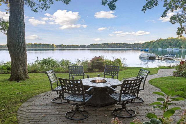 8652 Lake Riley Drive, Chanhassen, MN 55317